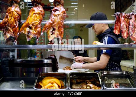 Une fenêtre avec des canards rôtis accrochés au restaurant chinois Lotus Garden sur Gerrard Street à Chinatown, dans le centre de Londres. Banque D'Images