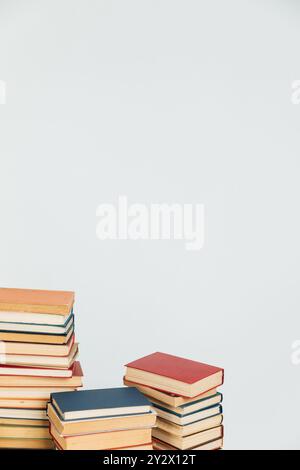 beaucoup de vieilles piles de livres éducatifs sur un fond blanc de la bibliothèque Banque D'Images