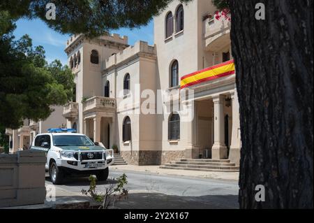 Un Toyota Land Cruiser J150 de la Garde civile dans les maisons résidentielles de la caserne militaire de Bruch Banque D'Images