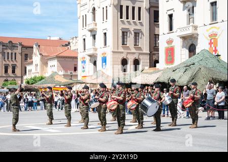 Bande militaire de l'armée espagnole aux journées portes ouvertes de la caserne Bruch à Barcelone, exposition et recrutement Banque D'Images