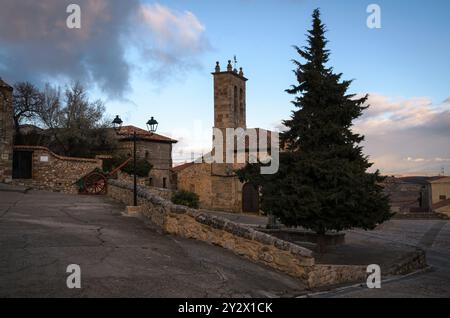 Rues du village médiéval d'Atienza avec l'église de San Gil en arrière-plan, Guadalajara, Espagne Banque D'Images