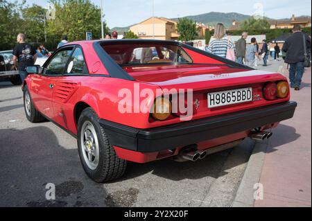 Vue arrière de la voiture de sport italienne Ferrari mondial rouge classique Banque D'Images