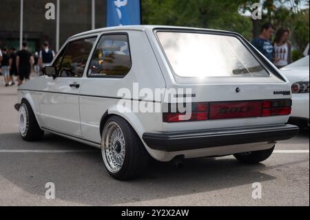 Vue arrière d'une Volkswagen Golf Mk1 GTD Typ 17 classique 1974 surnommée LAPIN en blanc lors d'une réunion automobile Banque D'Images