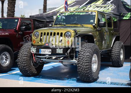 Spectaculaire Jeep Wrangler JK jaune de troisième génération super préparé, réglé et modifié pour le terrain extraordinairement hors route Banque D'Images