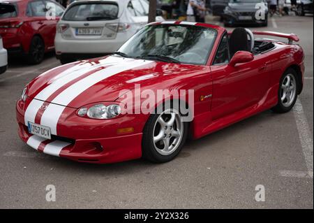 Vue avant de la voiture de sport cabriolet japonaise classique à deux places, la Mazda MX-5 (Miata) NB de deuxième génération. Banque D'Images