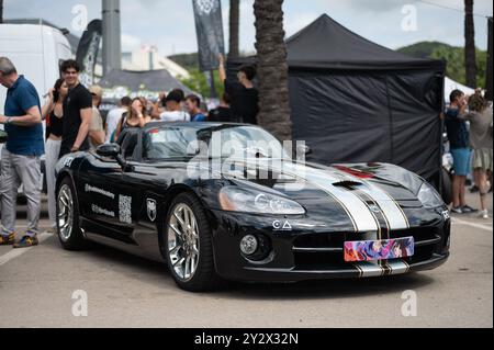 Détail d'une spectaculaire Dodge Viper ZB I de deuxième génération, noire avec des bandes argentées et des roues chromées lors d'une réunion de voitures de sport Banque D'Images
