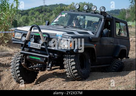 Vue de face d'un spectaculaire véhicule tout-terrain japonais Nissan Patrol série 260 modifié de troisième génération démontrant ses capacités 4x4 Banque D'Images