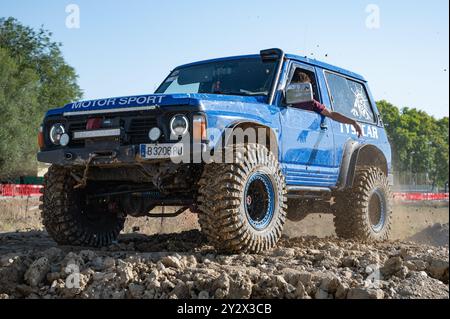 Détail d'une Nissan Patrol GR Y60 bleu féroce quatrième génération au sommet de la pente Banque D'Images