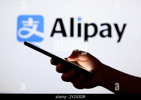 Paraguay. 11 septembre 2024. Dans cette illustration photo, le logo Alipay vu en arrière-plan avec une main silhouette tenant un smartphone. (Crédit image : © Jaque Silva/SOPA images via ZUMA Press Wire) USAGE ÉDITORIAL SEULEMENT! Non destiné à UN USAGE commercial ! Banque D'Images