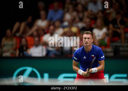 Jiri Lehecka de l'équipe tchèque en action contre Roberto Bautista Agut de l'équipe d'Espagne lors de la finale de la Coupe Davis Groupe B premier match en simple le 11 septembre 2024 à Pabellon Fuente de San Luis (Valence ). Roberto Bautista Agut a gagné 7/6, 5/3 (photo par /Sipa USA) crédit : Sipa USA/Alamy Live News Banque D'Images