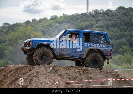 Véhicule tout-terrain japonais emblématique classique, une référence de quatrième génération Nissan Patrol GR Y60 de couleur bleue modifiée pour les déplacements hors route extrêmes Banque D'Images