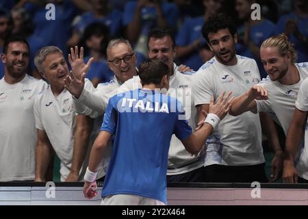 Bologne, Italie. 11 septembre 2024. Matteo Arnaldi célèbre la victoire avec Matteo berrettini et son équipe lors de la finale de la Coupe Davis 2024 match du Groupe A entre Matteo Arnaldi (ITA) et Thiago Monteiro (BRA) à l'Unipol Arena, Bologne, Italie - 11 septembre 2024. Sport - Tennis. (Photo de Massimo Paolone/LaPresse) crédit : LaPresse/Alamy Live News Banque D'Images