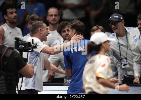 Bologne, Italie. 11 septembre 2024. Matteo Arnaldi célèbre la victoire avec Matteo berrettini et son équipe lors de la finale de la Coupe Davis 2024 match du Groupe A entre Matteo Arnaldi (ITA) et Thiago Monteiro (BRA) à l'Unipol Arena, Bologne, Italie - 11 septembre 2024. Sport - Tennis. (Photo de Massimo Paolone/LaPresse) crédit : LaPresse/Alamy Live News Banque D'Images