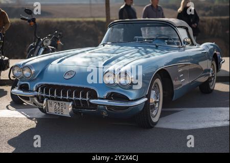 Vue de face d'une voiture de sport américaine classique, la première génération Chevrolet Corvette C1 de couleur bleu clair, est garée dans la rue Banque D'Images