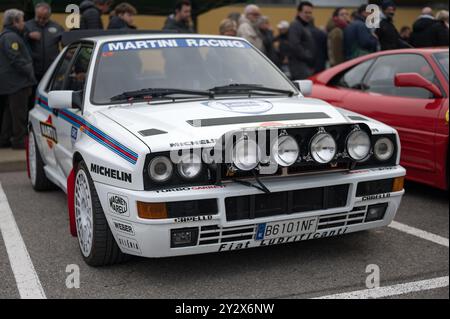 Vue avant de la voiture de sport de rallye italienne classique Lancia Delta HF Integrale Evoluzione 1 en blanc avec livrées Martini. Banque D'Images