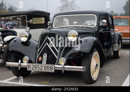 Vue de face d'un véhicule classique français, la Citroen traction avant noire, elle est très élégante. garé dans la rue Banque D'Images
