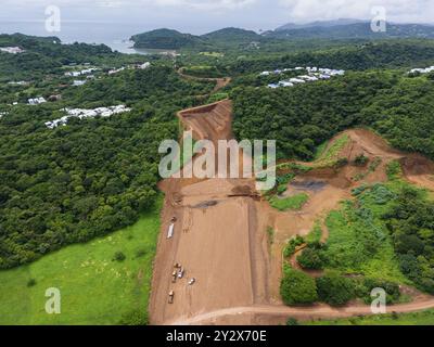 Se préparer à construire la route dans la vue aérienne de drone de jungle de colline verte Banque D'Images