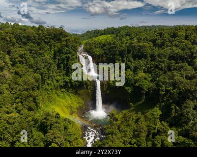 Limunsudan Falls la cascade d'eau à deux niveaux en montagne. Mindanao, Philippines. Banque D'Images