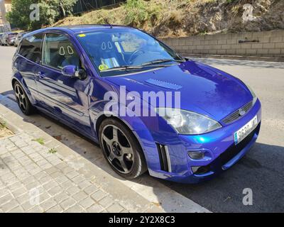 Vue avant d'une impressionnante et exclusive voiture de sport à hayon, la Ford Focus RS 1 bleue garée dans la rue Banque D'Images