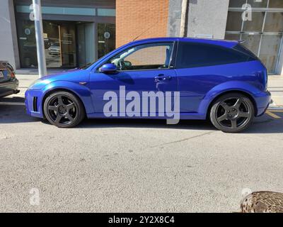 Vue latérale d'une impressionnante et exclusive voiture de sport à hayon, la Ford Focus RS 1 bleue garée dans la rue Banque D'Images