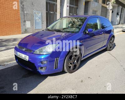 Vue avant d'une impressionnante et exclusive voiture de sport à hayon, la Ford Focus RS 1 bleue garée dans la rue Banque D'Images