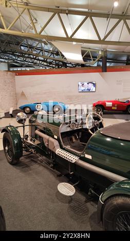 Vue arrière de l'intérieur et du cockpit de la voiture de course Lagonda M45 rapide verte historique au musée LeMans. Banque D'Images