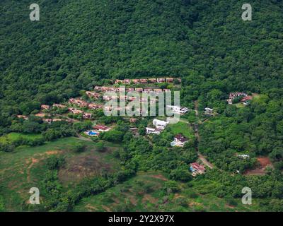 Résidentiel avec piscine en fond de colline verte vue aérienne drone Banque D'Images