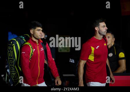 Carlos Alcaraz (à gauche) et Marcel Granollers (à droite), de l'équipe espagnole, lors du match de double du Groupe B final de la Coupe Davis, le 11 septembre 2024 à Pabellon Fuente Banque D'Images