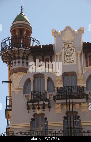 Une façade de bâtiment historique ornée à Teruel, en Espagne, avec des détails architecturaux complexes Banque D'Images