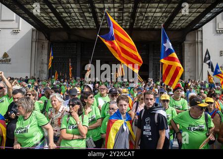 Barcelone, Espagne. 11 septembre 2024. Comme chaque 11 septembre, la fête nationale catalane, également connue sous le nom de fête de la Catalogne ou fête nationale de Catalogne, était célébrée dans la ville de Barcelone. Dans la matinée, l'offrande florale traditionnelle a été faite au monument de Rafael Casanova, un événement politique organisé par OMNIUM Cultural et dans l'après-midi une manifestation unie du pays avec la devise: "Nous retournons dans les rues : indépendance. Justice, pays, avenir. » Crédit : D. Canales Carvajal/Alamy Live News - image Banque D'Images