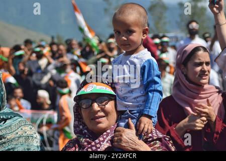 Qazigund, Inde. 04th Sep, 2024. Les partisans écoutent Rahul Gandhi, chef du parti d'opposition indien au Congrès, s'exprimer lors d'un rassemblement électoral à Dooru, à quelque 78 kilomètres au Sud de Srinagar, le Cachemire contrôlé par l'Inde, le 4 septembre 2022. (Photo de Mubashir Hassan/Pacific Press/Sipa USA) crédit : Sipa USA/Alamy Live News Banque D'Images