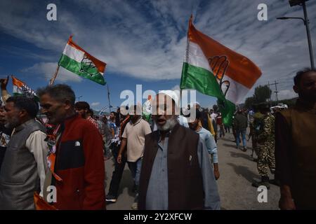 Qazigund, Inde. 04th Sep, 2024. Les partisans du chef du parti d'opposition indien, le Congrès Rahul Gandhi, marchent vers un rassemblement électoral à Dooru, à quelque 78 kilomètres au Sud de Srinagar, au Cachemire contrôlé par l'Inde, le 4 septembre 2022. (Photo de Mubashir Hassan/Pacific Press/Sipa USA) crédit : Sipa USA/Alamy Live News Banque D'Images