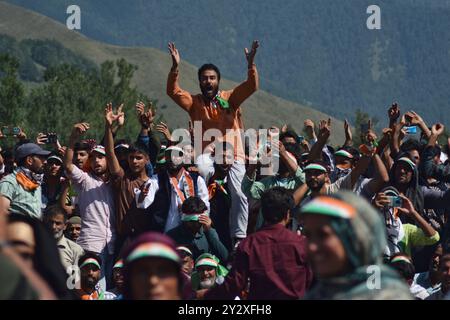 Qazigund, Inde. 04th Sep, 2024. Les partisans du chef du parti d'opposition indien, le Congrès Rahul Gandhi, crient des slogans lors d'un rassemblement électoral à Dooru, à quelque 78 kilomètres au Sud de Srinagar, au Cachemire contrôlé par l'Inde, le 4 septembre 2022. (Photo de Mubashir Hassan/Pacific Press/Sipa USA) crédit : Sipa USA/Alamy Live News Banque D'Images