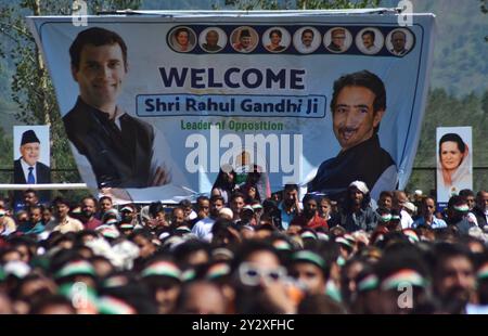 Qazigund, Inde. 04th Sep, 2024. Les partisans écoutent Rahul Gandhi, chef du parti d'opposition indien au Congrès, s'exprimer lors d'un rassemblement électoral à Dooru, à quelque 78 kilomètres au Sud de Srinagar, au Cachemire contrôlé par l'Inde, mercredi 4 septembre 2024. (Photo de Mubashir Hassan/Pacific Press/Sipa USA) crédit : Sipa USA/Alamy Live News Banque D'Images