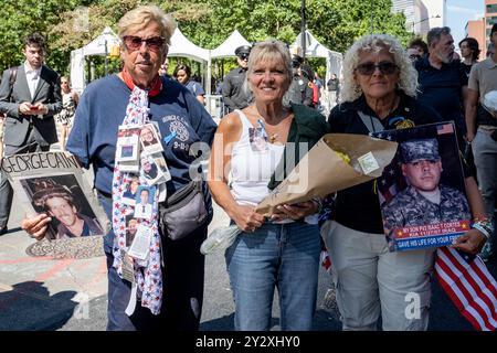 New York, États-Unis. 11 septembre 2024. Les membres de la famille du pompier du FDNY George Cain et du soldat de l'armée américaine Isaac Cortes assistent à la cérémonie commémorative de 9/11 devant la Ladder Company 10 et la Engine Company 10 au 124 Liberty Street à New York, New York, le 11 septembre 2024. (Photo de Gabriele Holtermann/Sipa USA) crédit : Sipa USA/Alamy Live News Banque D'Images