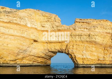 Qantab passage d'arc naturel dans la roche, Muscat, sultanat Oman Banque D'Images