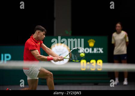 Carlos Alcaraz, de l'équipe d'Espagne, en action contre Tomas Machac, de l'équipe de Tchéquie, lors de la finale de la Coupe Davis, deuxième match en simple du Groupe B, le 11 septembre 2024 à Pabellon Fuente de San Luis (Valence). (Photo par /Sipa USA) crédit : Sipa USA/Alamy Live News Banque D'Images