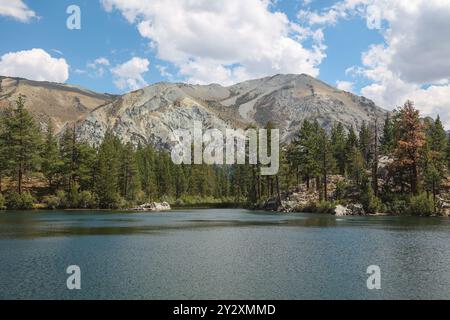 Secret Lake est une destination de lac alpin cachée calme et sereine dans la région de Hoover Wilderness de haute altitude de Californie. Banque D'Images