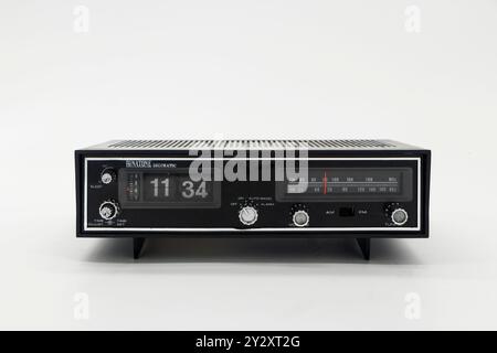 Années 1970 vintage Binatone Digimatic AM / FM Solid State Digital Alarm Clock Radio isolé sur fond blanc de studio avec flip clock Banque D'Images