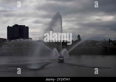 Portland, États-Unis. 11 septembre 2024. Le bateau de pompiers 21 - nommé Kwansem - pompe l'eau à la fin de la cérémonie. Portland Fire and Rescue, le bureau des pompiers de Portland, Oregon, commémore chaque année l'héroïsme du service des incendies de New York lors des attaques du 9-11-2001, qui ont à la fois fait plus de 300 pompiers, et tué beaucoup plus que les maladies suivantes ont coûté la vie. (Photo de John Rudoff/Sipa USA) crédit : Sipa USA/Alamy Live News Banque D'Images