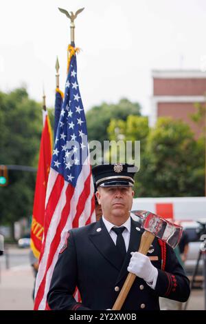 Portland, États-Unis. 11 septembre 2024. Travis Powell de la Garde d'honneur affiche les couleurs. Portland Fire and Rescue, le bureau des pompiers de Portland, Oregon, commémore chaque année l'héroïsme du service des incendies de New York lors des attaques du 9-11-2001, qui ont à la fois fait plus de 300 pompiers, et tué beaucoup plus que les maladies suivantes ont coûté la vie. (Photo de John Rudoff/Sipa USA) crédit : Sipa USA/Alamy Live News Banque D'Images