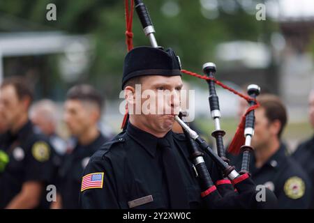 Portland, États-Unis. 11 septembre 2024. Piper Matthew Emery publie les couleurs. Portland Fire and Rescue, le bureau des pompiers de Portland, Oregon, commémore chaque année l'héroïsme du service des incendies de New York lors des attaques du 9-11-2001, qui ont à la fois fait plus de 300 pompiers, et tué beaucoup plus que les maladies suivantes ont coûté la vie. (Photo de John Rudoff/Sipa USA) crédit : Sipa USA/Alamy Live News Banque D'Images