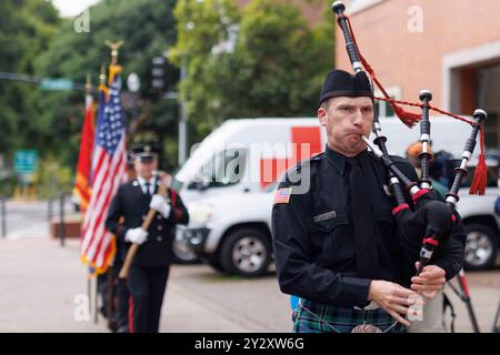 Portland, États-Unis. 11 septembre 2024. Piper Matthew Emery publie les couleurs. Portland Fire and Rescue, le bureau des pompiers de Portland, Oregon, commémore chaque année l'héroïsme du service des incendies de New York lors des attaques du 9-11-2001, qui ont à la fois fait plus de 300 pompiers, et tué beaucoup plus que les maladies suivantes ont coûté la vie. (Photo de John Rudoff/Sipa USA) crédit : Sipa USA/Alamy Live News Banque D'Images