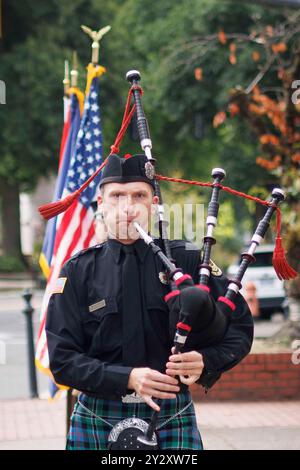 Portland, États-Unis. 11 septembre 2024. Piper Matthew Emery publie les couleurs. Portland Fire and Rescue, le bureau des pompiers de Portland, Oregon, commémore chaque année l'héroïsme du service des incendies de New York lors des attaques du 9-11-2001, qui ont à la fois fait plus de 300 pompiers, et tué beaucoup plus que les maladies suivantes ont coûté la vie. (Photo de John Rudoff/Sipa USA) crédit : Sipa USA/Alamy Live News Banque D'Images