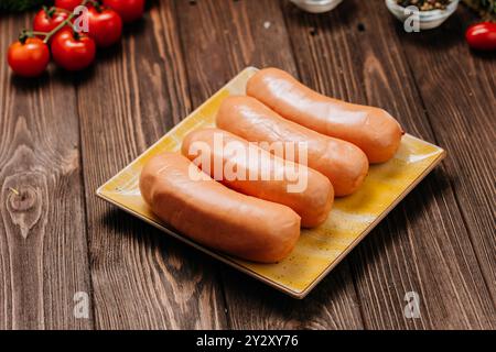 Pile de saucisses sur une assiette, parfait pour les présentations alimentaires, les visuels de cuisine et les conceptions de menu Banque D'Images