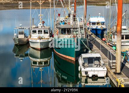 Bateaux de pêche au quai de la rivière Oona, un petit village sur l'île Porcher, au large de la côte nord de la Colombie-Britannique, Canada. Banque D'Images