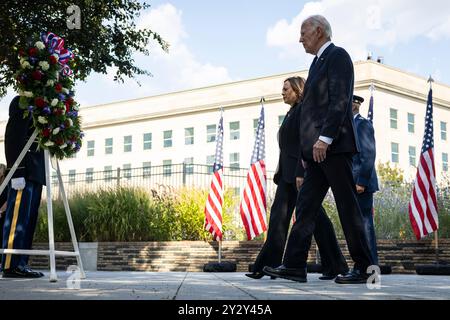 Arlington, États-Unis. 11 septembre 2024. Le président Joe Biden et la vice-présidente et candidate démocrate Kamala Harris rendent hommage au Mémorial du Pentagone de 9/11 le 11 septembre 2024 à Arlington, en Virginie. (Photo de Samuel Corum/Sipa USA) crédit : Sipa USA/Alamy Live News Banque D'Images