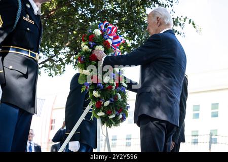 Arlington, États-Unis. 11 septembre 2024. Le président Joe Biden et la vice-présidente et candidate démocrate Kamala Harris rendent hommage au Mémorial du Pentagone de 9/11 le 11 septembre 2024 à Arlington, en Virginie. (Photo de Samuel Corum/Sipa USA) crédit : Sipa USA/Alamy Live News Banque D'Images