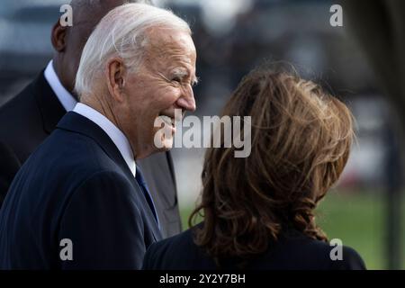 Arlington, États-Unis. 11 septembre 2024. Le vice-président et candidat démocrate à la présidence Kamala Harris et le président Joe Biden s'arrêtent au mur des noms pour rendre hommage au Mémorial du Pentagone de 9/11 le 11 septembre 2024 à Arlington, en Virginie. (Photo de Samuel Corum/Sipa USA) crédit : Sipa USA/Alamy Live News Banque D'Images