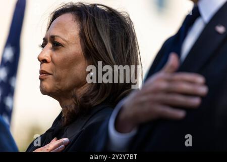 Arlington, États-Unis. 11 septembre 2024. La vice-présidente et candidate démocrate Kamala Harris rend hommage au Mémorial du Pentagone de 9/11 le 11 septembre 2024 à Arlington, en Virginie. (Photo de Samuel Corum/Sipa USA) crédit : Sipa USA/Alamy Live News Banque D'Images